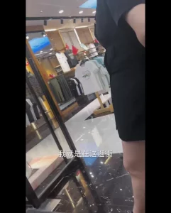 后插服装店营业员良家熟女(操得满比白浆，过程看简解)